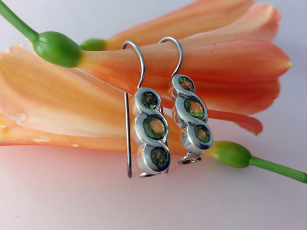 Sterling silver earrings with peridot gems.. Foto 2