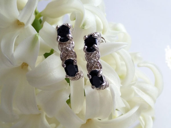 Sterling silver and blue sapphire earrings.. Foto 1