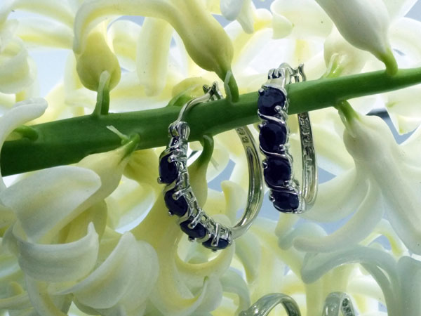 Sterling silver and blue sapphire earrings.. Foto 2