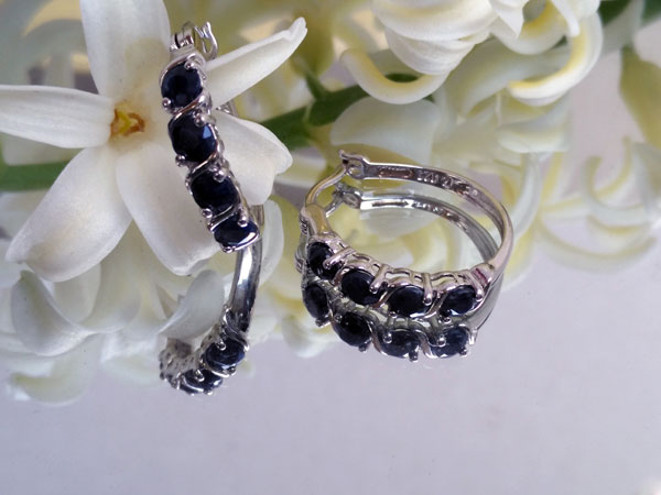 Sterling silver and blue sapphire earrings.. Foto 3