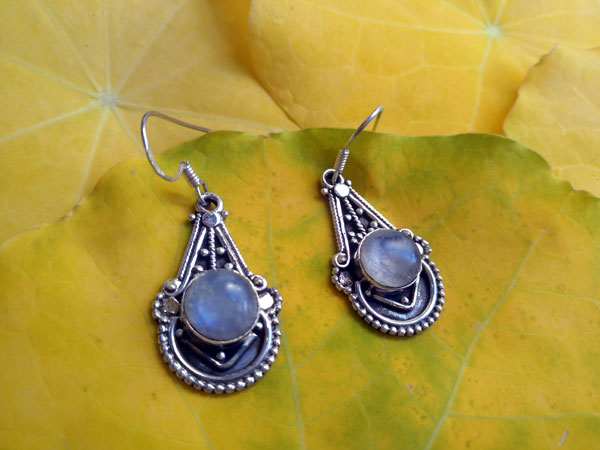 Pendientes artesanales de plata y gemas de Piedra de luna.. Ref. NJT