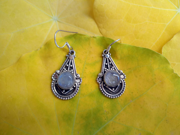 Sri Lanka Moonstone gemstones and Sterling silver earings.. Foto 2