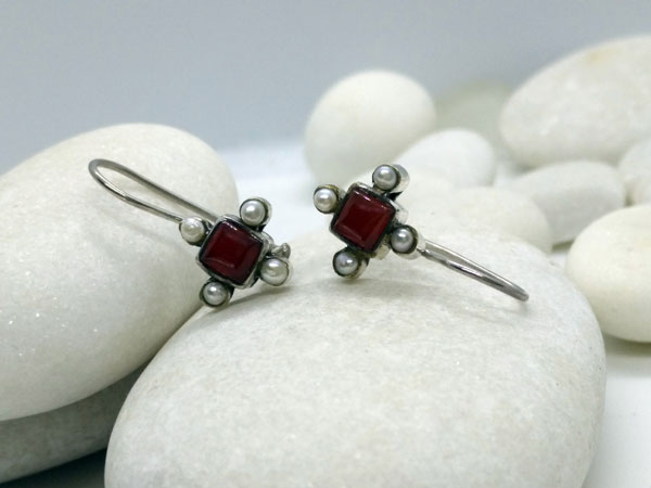 Ethnic sterling silver earrings with pearls and carnelian agate.. Foto 1