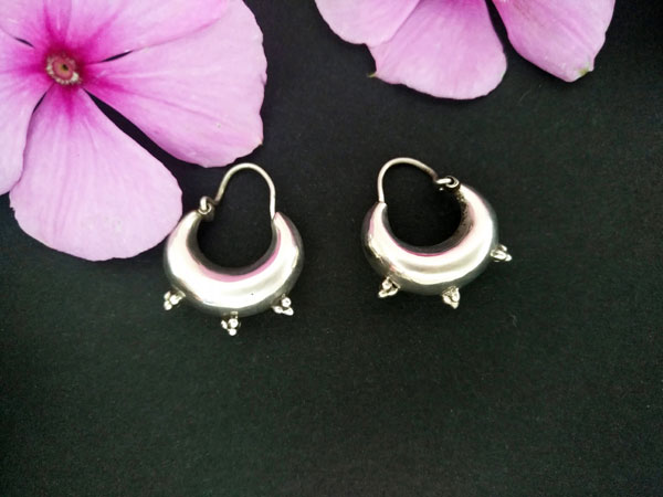 Ethnic handmade silver earrings.. Foto 2