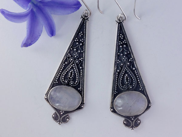 Pendientes artesanales de plata con gemas de Piedra de Luna.. Ref. NKL