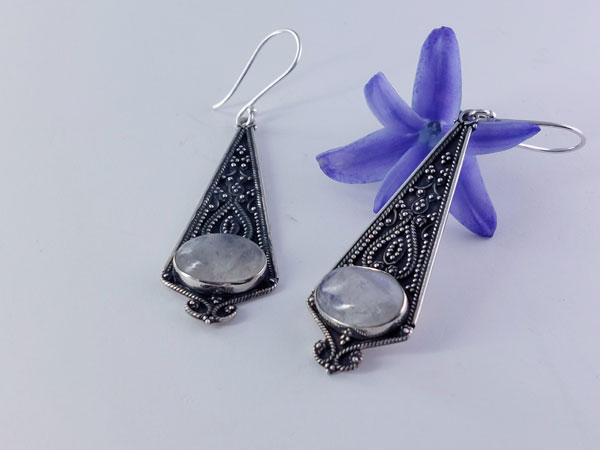 Moonstone and Sterling silver ethnic earrings.. Foto 2