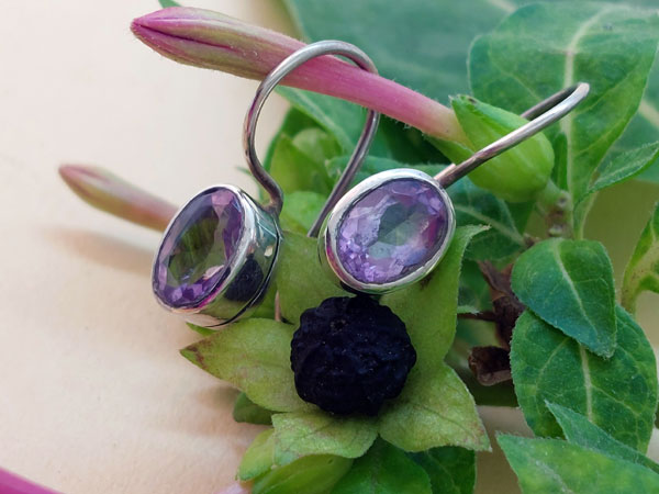 Sterling silver earrings with amethyst gems.. Foto 1