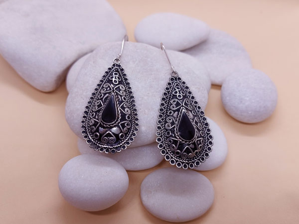 Pendientes artesanales antiguos de aleacion de plata y Onix, agata negra.. Foto 1