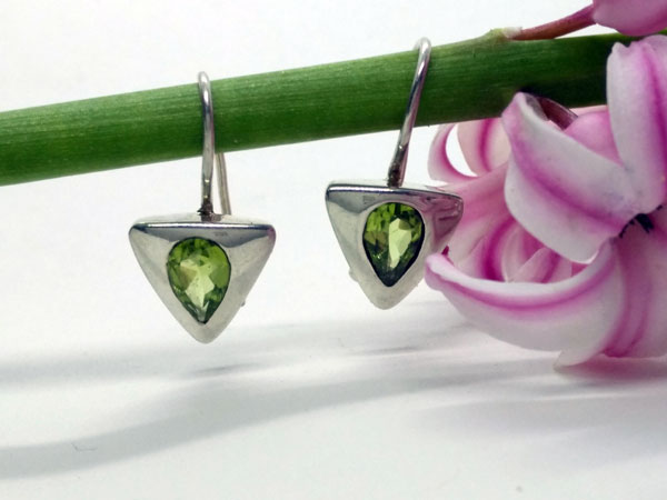 Pendientes etnicos de plata de ley y peridotos.. Ref. NLE