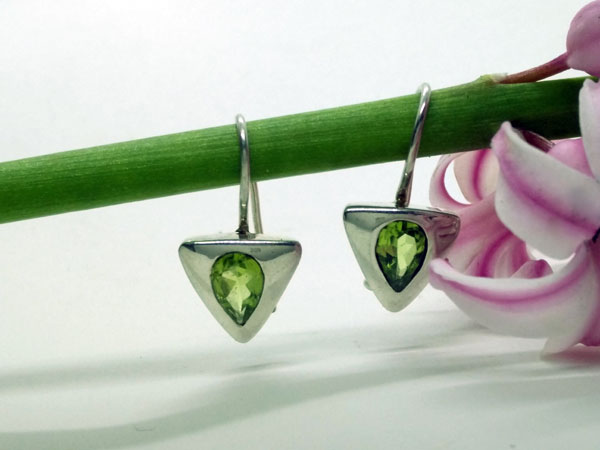 Ethnic sterling silver and peridot earrings.. Foto 2