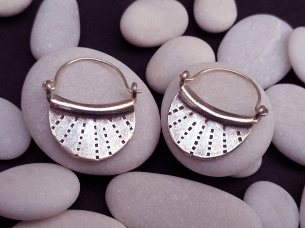 Sterling silver ethnic earrings.. Foto 1