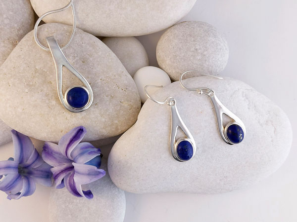 Sterling silver and lapis lazuli pendant and earrings set.. Foto 1