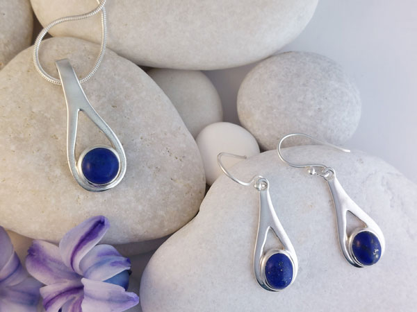 Sterling silver and lapis lazuli pendant and earrings set.. Foto 2