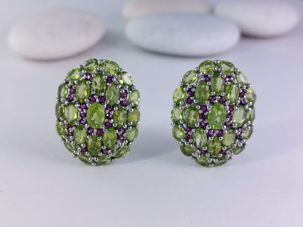 Pendientes de plata, peridotos y granates rodolita.. Foto 1