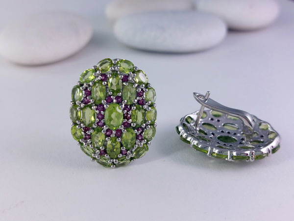 Sterling silver, peridot and rhodolite garnet earrings.. Foto 3
