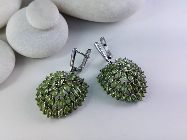 Silver earrings and peridot gems.. Foto 1
