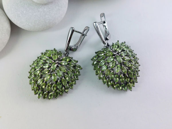 Silver earrings and peridot gems.. Foto 2