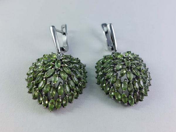Silver earrings and peridot gems.. Foto 3