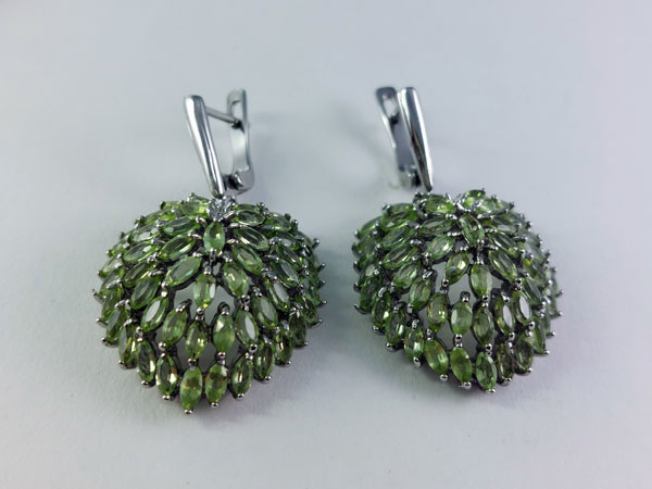 Pendientes de plata y gemas de peridoto.. Foto 3