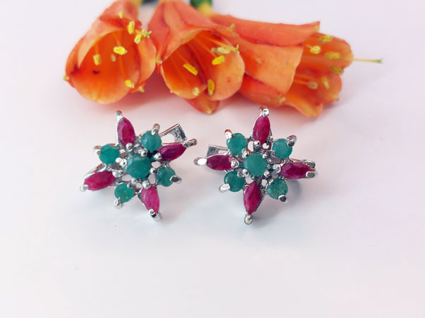 Ethnic earrings made of Sterling silver and gems of ruby and emerald.. Foto 1