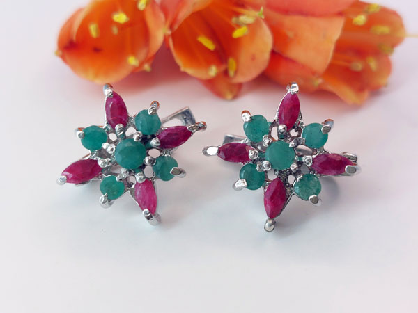 Ethnic earrings made of Sterling silver and gems of ruby and emerald.. Foto 2