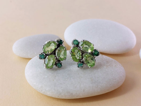 Pendientes de plata y gemas facetadas de Peridoto y Esmeralda.. Foto 1