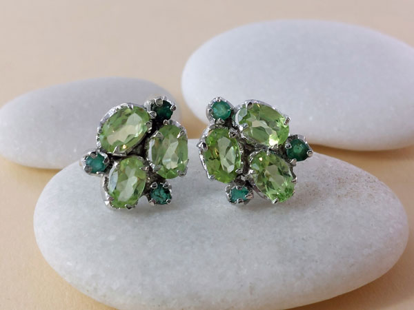 Pendientes de plata y gemas facetadas de Peridoto y Esmeralda.. Foto 2