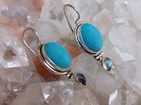 Ethnic sterling silver, turquoise and moonstone earrings.. Foto 1