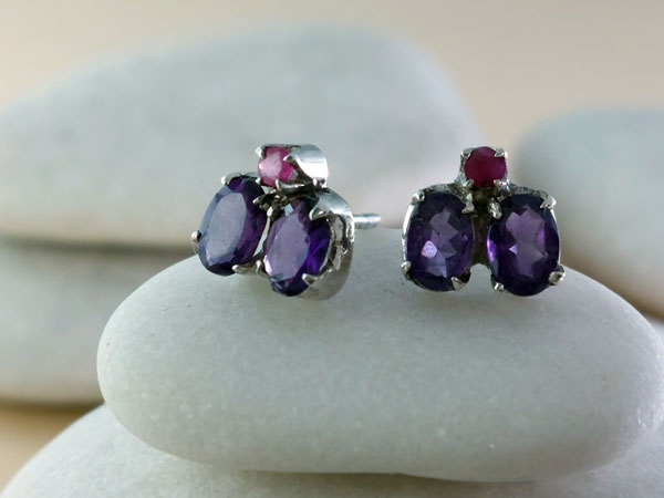 Ethnic silver earring with amethysts and rubies.. Foto 1