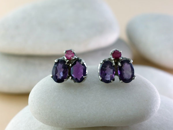 Ethnic silver earring with amethysts and rubies.. Foto 2