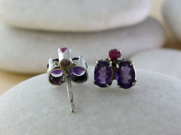 Ethnic silver earring with amethysts and rubies.. Foto 3