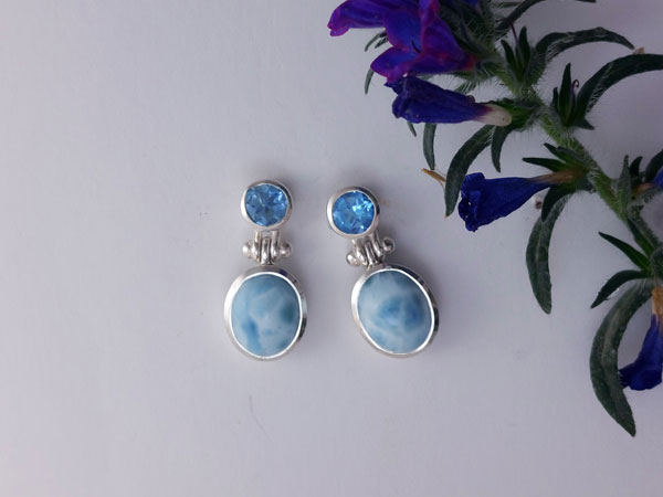 Pendientes artesanales de plata y gemas de Larimar y Topacio azul.. Foto 1