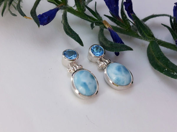 Pendientes artesanales de plata y gemas de Larimar y Topacio azul.. Foto 2