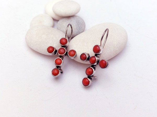 Pendientes etnicos de plata y coral.. Ref. NYL
