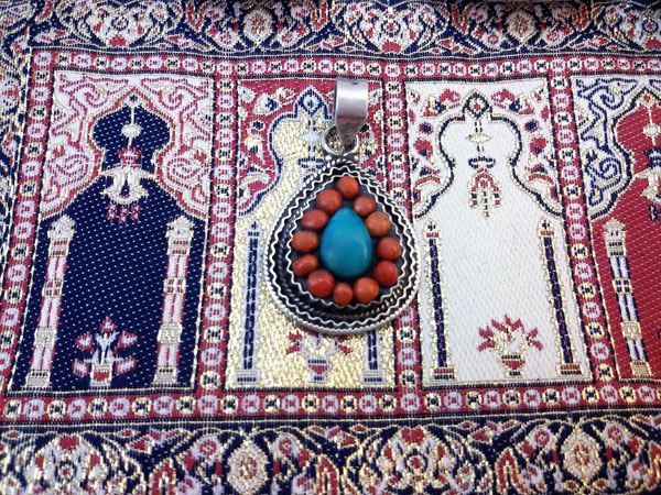 Sterling silver Ethnic Tibetan pendant made in Coral and Turquoises.. Foto 1