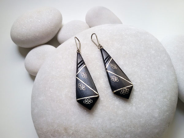 Pendientes etnicos de madera de ebano y filigrana de plata.. Foto 1