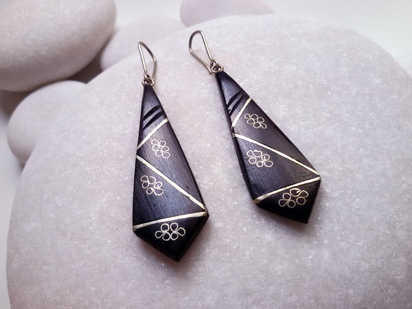 Pendientes etnicos de madera de ebano y filigrana de plata.. Foto 2
