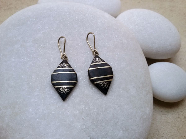 Ethnic earrings made of ebony wood and silver filigree.. Foto 1