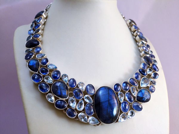 Collar de plata y gemas de Labradorita, Topacio azul y Aquamarinas.. Foto 1