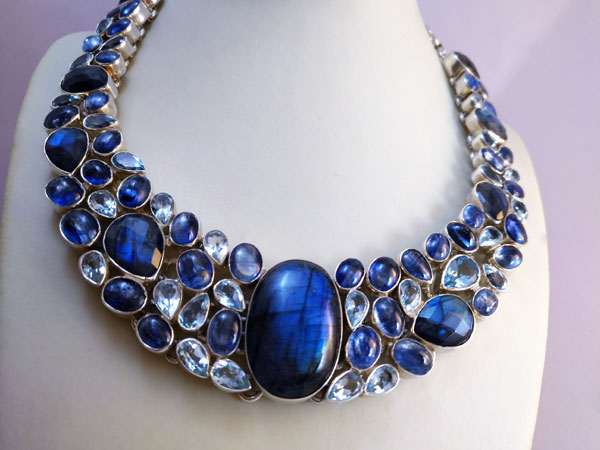 Collar de plata y gemas de Labradorita, Topacio azul y Aquamarinas.. Foto 2