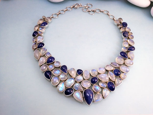 Sterling silver necklace with gems of Tanzanite and Moonstone.. Foto 2