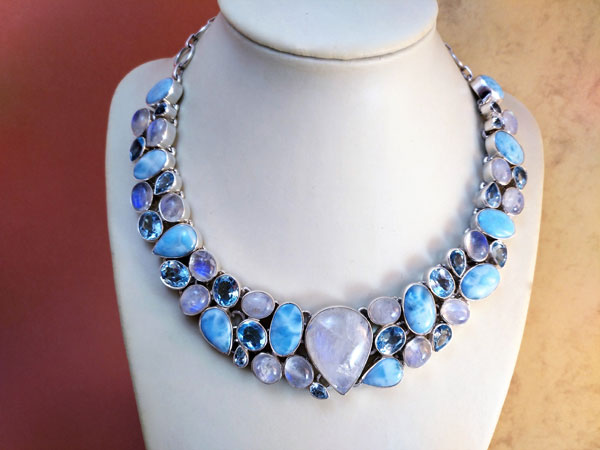 Collar de plata con gemas de Larimar, Piedra de luna, Topacio azul y Aguamarinas.. Foto 1