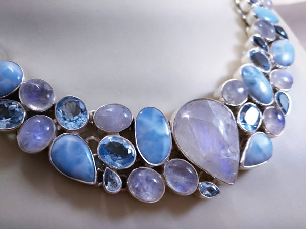 Sterling silver necklace with gems of Larimar, Moonstone, Blue Topaz and Aquamarines.. Foto 2