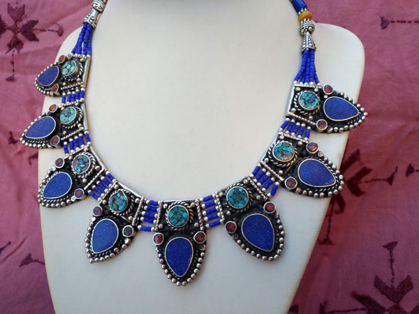 Collar artesanal tibetano de Lapis lazuli, Turquesas y Coral.. Foto 1
