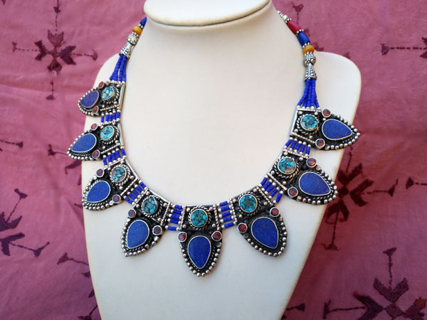 Collar artesanal tibetano de Lapis lazuli, Turquesas y Coral.. Foto 2