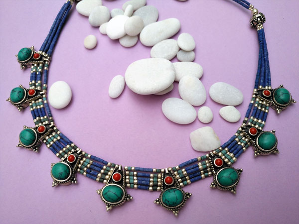 Collar etnico artesanal tibetano de plata.. Foto 1