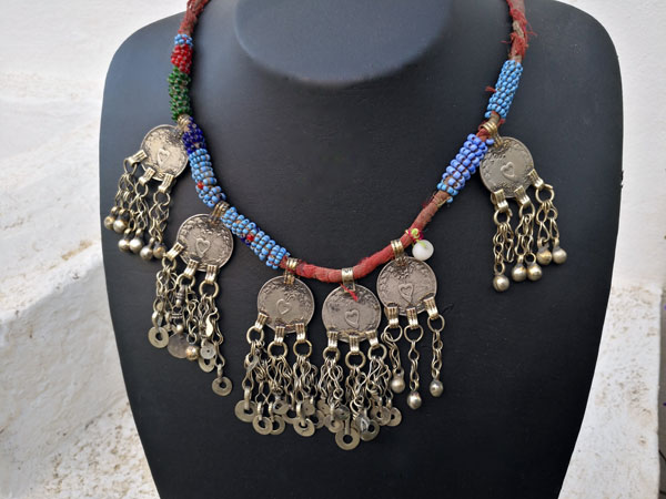 Old ethnic handmade necklace.. Foto 2