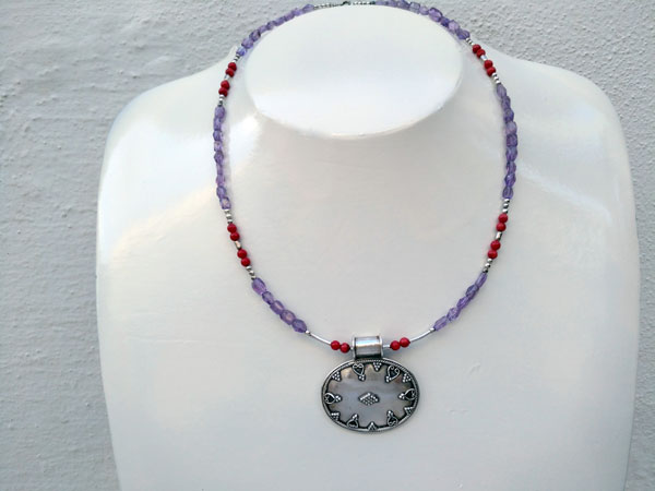 Sterling silver Choker with faceted Amethysts and Coral from India.. Foto 1