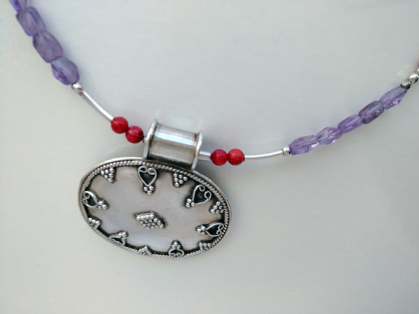 Sterling silver Choker with faceted Amethysts and Coral from India.. Foto 2