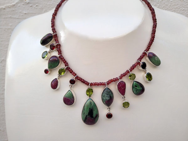 Elegant silver necklace with Ruby gems in its matrix of Zoisite. Foto 1